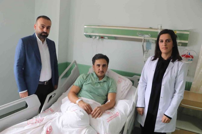 Yüzüne İnşaat Demiri 8 Santim Saplanan İşçi Yarım Santimle Kurtulmuş