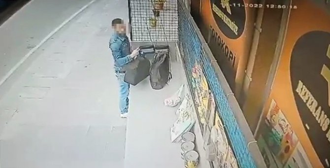 Çantaları Önce İnceledi Daha Sonra Kendisininmiş Gibi Çalıp Götürdü: O Anlar Kamerada
