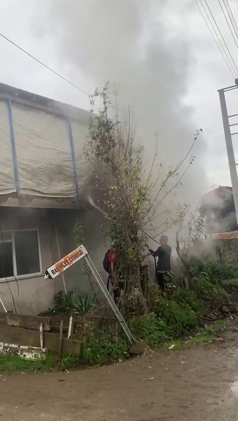 İ̇ki Katlı Evde Çıkan Yangında 3 Kişi Dumandan Etkilendi