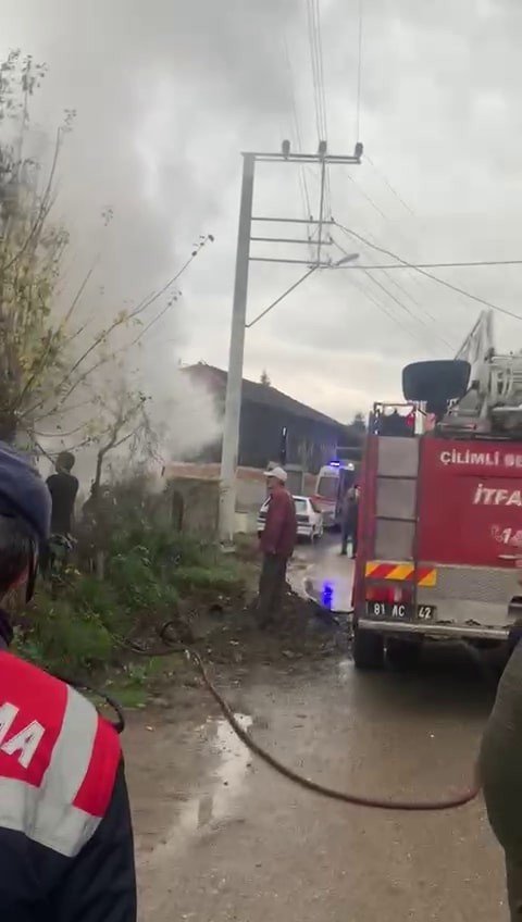 İ̇ki Katlı Evde Çıkan Yangında 3 Kişi Dumandan Etkilendi