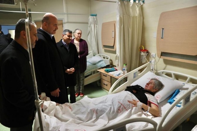 Bakan Soylu Yaralı Depremzedelere Geçmiş Olsun Diledi