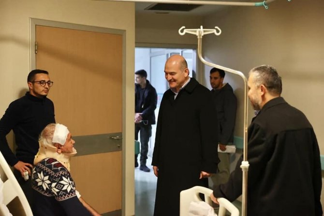 Bakan Soylu Yaralı Depremzedelere Geçmiş Olsun Diledi