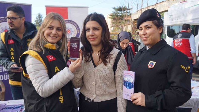 Edirne’de ’Kadına Yönelik Şiddetle Mücadele’ Standı Yoğun İlgi Gördü