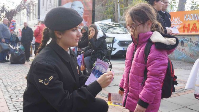 Edirne’de ’Kadına Yönelik Şiddetle Mücadele’ Standı Yoğun İlgi Gördü