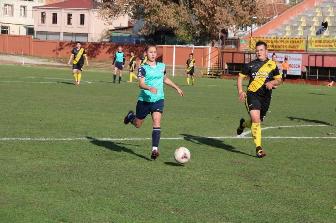 Filibe Ve Edirne’nin Kadın Futbolcuları Kıyasıya Mücadele Etti
