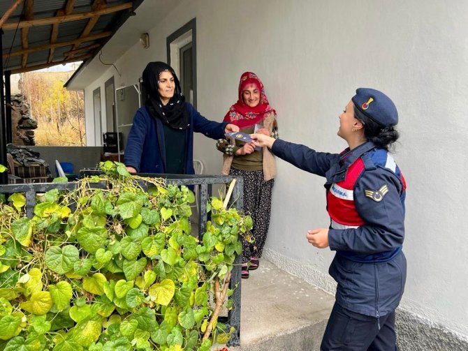25 Kasım Kadına Yönelik Şiddetle Mücadele Gününde Jandarma Vatandaşları Bilgilendirdi