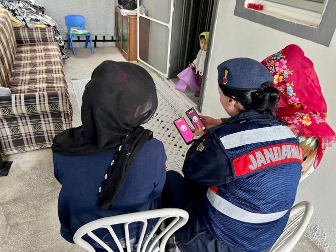 25 Kasım Kadına Yönelik Şiddetle Mücadele Gününde Jandarma Vatandaşları Bilgilendirdi