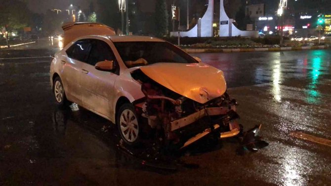 Elazığ’da Otomobil İle Minibüs Çarpıştı: 1 Yaralı