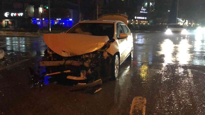 Elazığ’da Otomobil İle Minibüs Çarpıştı: 1 Yaralı