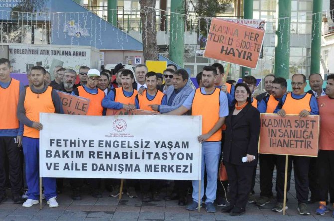 Erkekler, Fethiye’de Kadına Şiddete Karşı Yürüdü