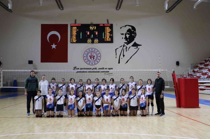 ‘Yıldız Kız’ Voleybol Müsabakaları Devam Ediyor