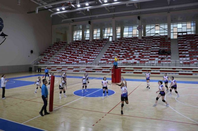 ‘Yıldız Kız’ Voleybol Müsabakaları Devam Ediyor
