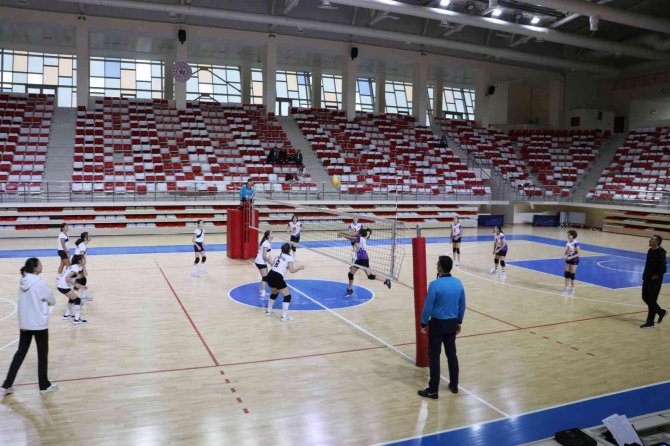‘Yıldız Kız’ Voleybol Müsabakaları Devam Ediyor
