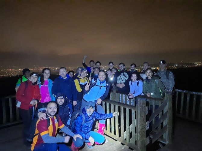 Doğa Tutkunları Yağmurlu Havada 8 Kilometre Yürüdü