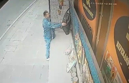 Çantaları Önce İnceledi Daha Sonra Kendisininmiş Gibi Çalıp Götürdü: O Anlar Kamerada