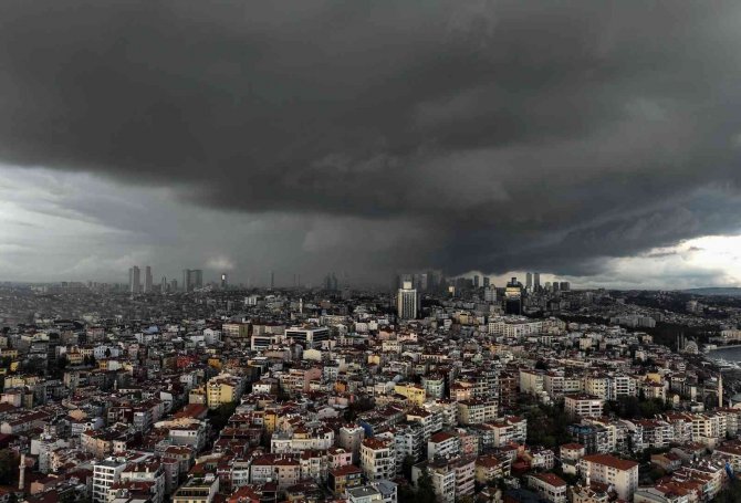İ̇stanbul’un Üzerini Yağmur Bulutları Kapladı