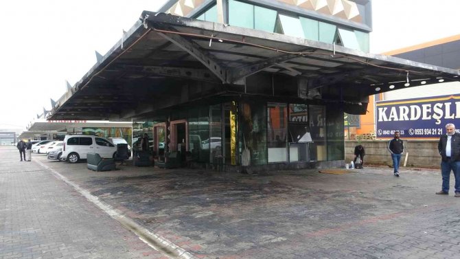 Kısa Devre Nedeniyle 6 Araç Ve Bir İş Yerinin Yandığı Olayda Güvenlik İhmali İddiası