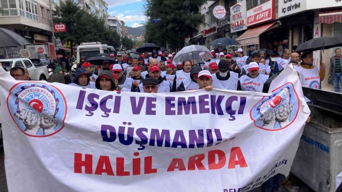 Tazminatsız İşten Çıkarıldıklarını İddia Eden İşçilerden Gaziemir Belediyesi Önünde Eylem