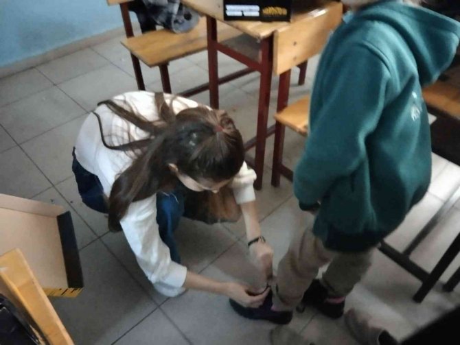 Hatay’da 50 Öğrenciye Giysi Yardımı