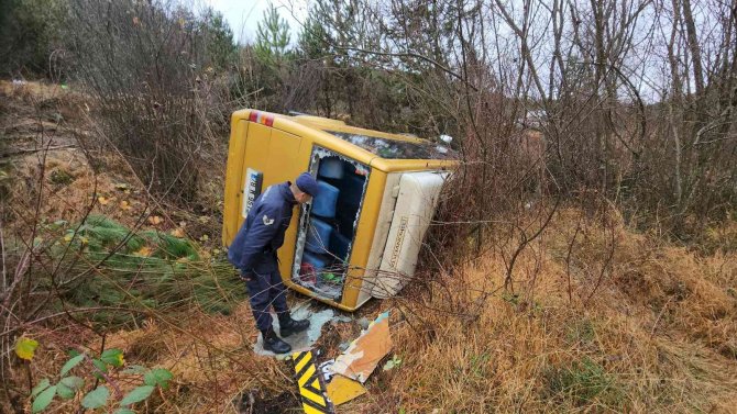 Yolcu Minibüsü Şarampole Devrildi: 7 Yaralı