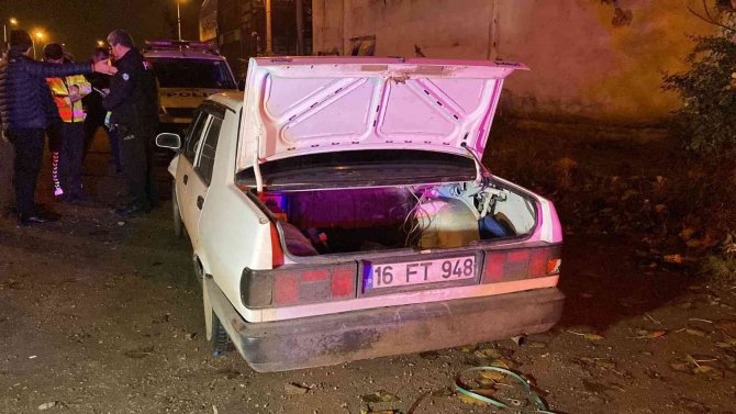 İ̇nşaattan Demir Çalan Hırsızlar Aracı Bırakıp Kaçtı
