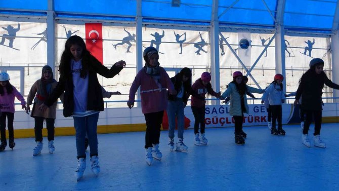 Kırsal Mahallelerdeki Çocuklar Müze Ve Buz Pisti İle Tanıştı