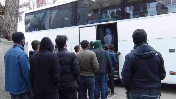 Kars’ta Düzensiz Göçmenler Sınır Dışı Ediliyor