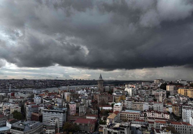 İ̇stanbul’un Üzerini Yağmur Bulutları Kapladı