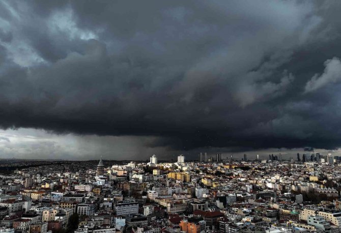 İ̇stanbul’un Üzerini Yağmur Bulutları Kapladı
