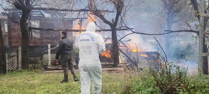 Köyde Çıkan Yangında İki Ev Küle Döndü, Alevler Diğer Evlere Sıçramadan Kontrol Altına Alındı