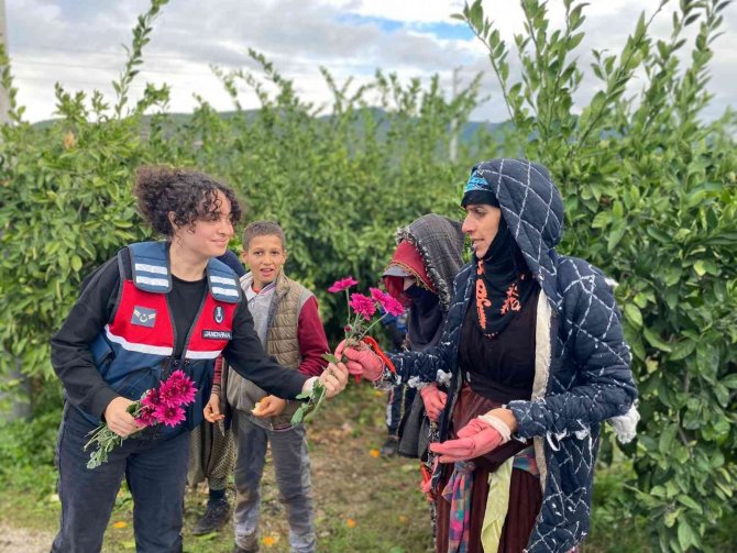 İ̇zmir Jandarması, Mandalina Bahçelerindeki Kadınlarla Buluştu