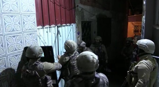 İ̇zmir’de Aranan Kişilere Film Gibi Operasyon: 29 Gözaltı