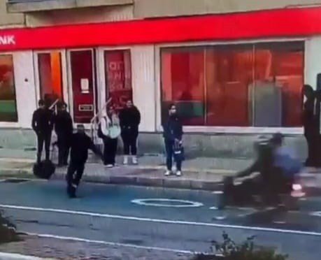 İ̇zmir’de Yoldaki Motosikletliye Çantayla Vurup Düşüren Şüpheli Yakalandı