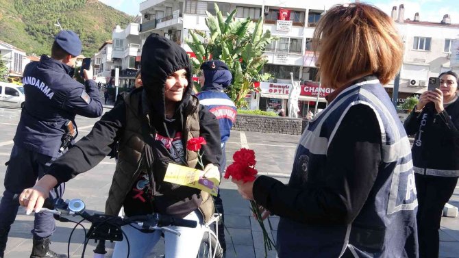 Marmaris’te "Kadına El Kalkamaz" Dediler, Karanfil Dağıttılar