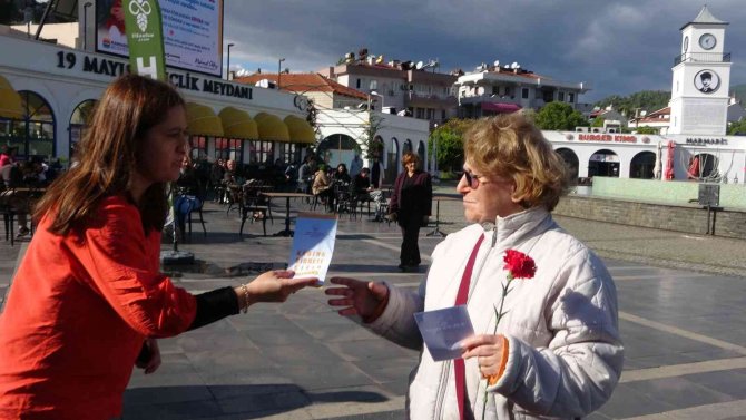 Marmaris’te "Kadına El Kalkamaz" Dediler, Karanfil Dağıttılar