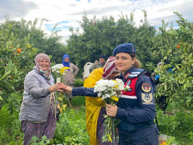 İ̇zmir Jandarması, Mandalina Bahçelerindeki Kadınlarla Buluştu
