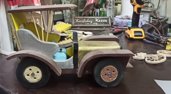 Emekli Öğretmen 25 Yıldır Ahşap Oyuncaklar Yapıyor