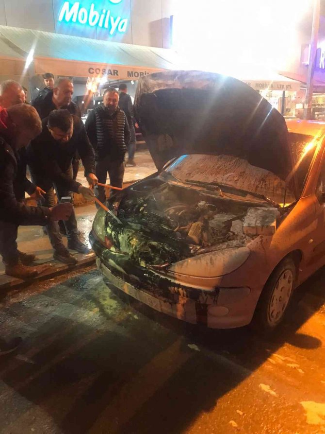Seyir Halinde Alev Alan Otomobile Vatandaşlar Müdahale Etti
