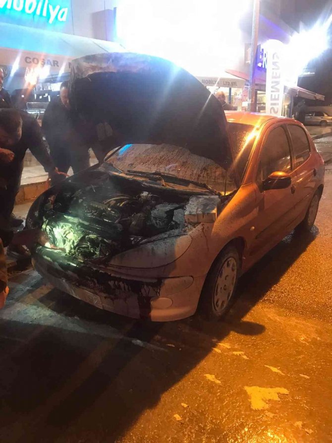 Seyir Halinde Alev Alan Otomobile Vatandaşlar Müdahale Etti