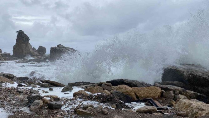 Amasra’da Dalga Boyu 4 Metreye Ulaştı