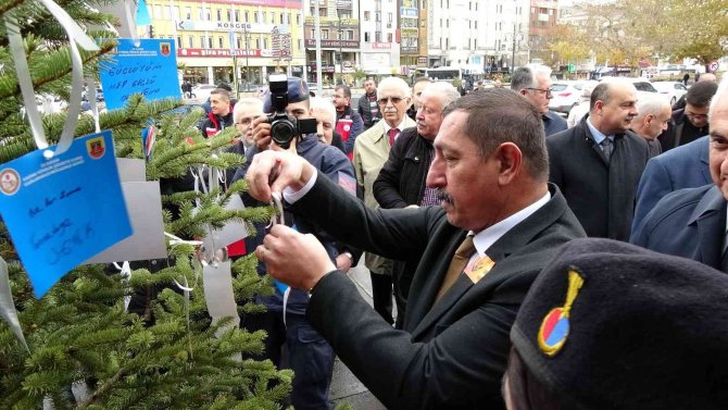 Ağaca Astıkları Notlarla Kadına Yönelik Şiddete ‘Dur’ Dediler