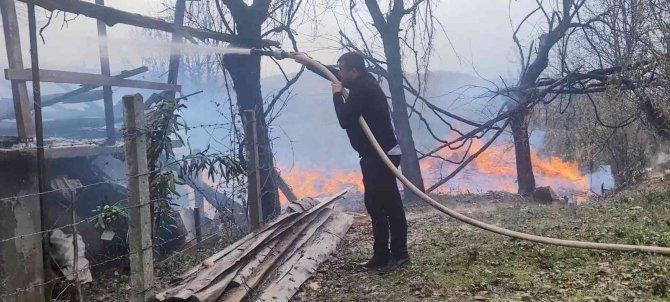 Alevlere Teslim Olan İki Ahşap Ev Küle Döndü