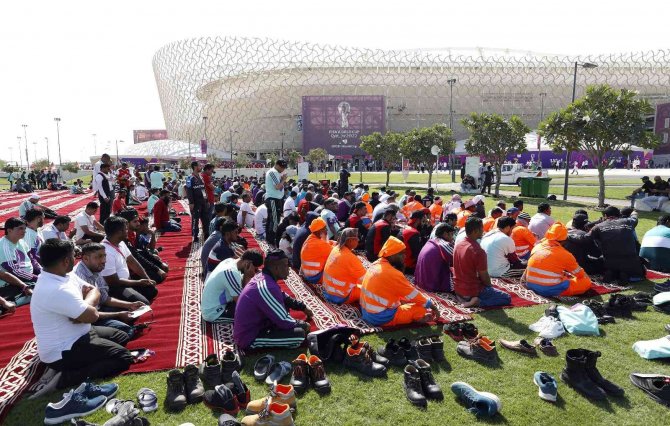 Doha’da Stadyumların Çevresinde Yüzlerce Kişi Cuma Namazını Kıldı
