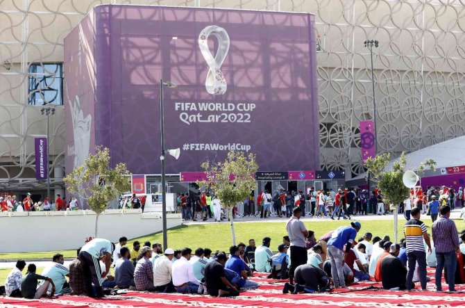 Doha’da Stadyumların Çevresinde Yüzlerce Kişi Cuma Namazını Kıldı