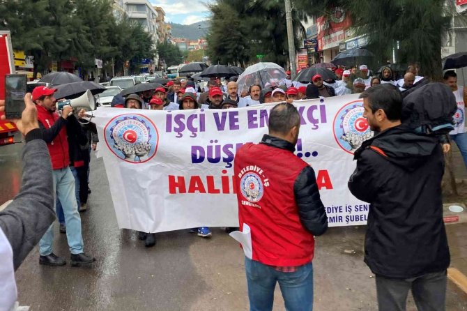 Tazminatsız İşten Çıkarıldıklarını İddia Eden İşçilerden Gaziemir Belediyesi Önünde Eylem