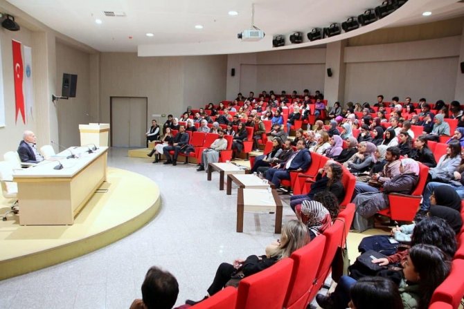 Üniversitede “Günlerden Öğretmen” Söyleyişi