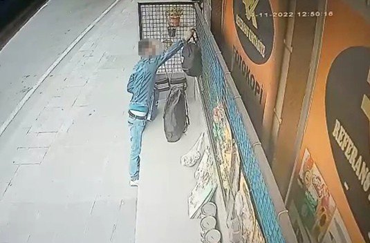 Çantaları Önce İnceledi Daha Sonra Kendisininmiş Gibi Çalıp Götürdü: O Anlar Kamerada