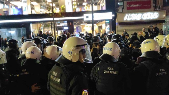 İ̇zinsiz Yürümek İsteyen Gruba Polis Müdahalesi