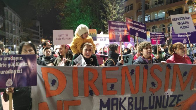 İ̇zinsiz Yürümek İsteyen Gruba Polis Müdahalesi
