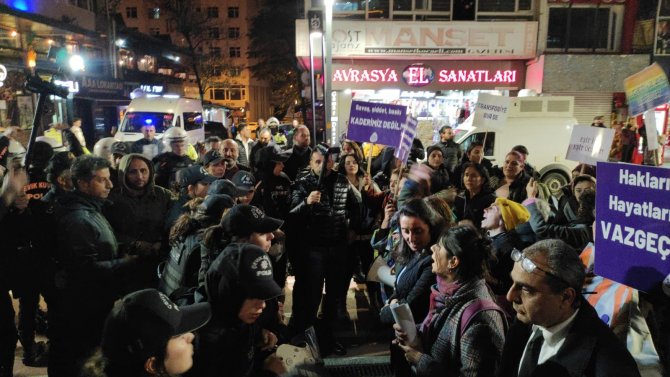 İ̇zinsiz Yürümek İsteyen Gruba Polis Müdahalesi